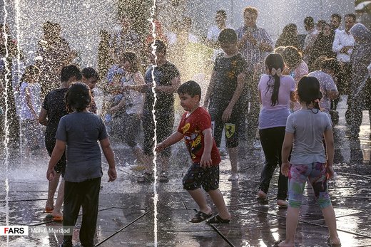 آب بازی کودکان در بوستان آب و آتش