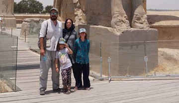 عکس | دوچرخه‌سوار فرانسوی و خانواده در شیراز: ایران واقعا افسانه‌ای است