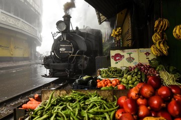 نمایی از عبور قطار راه‌آهن هیمالیایی دارجیلینگ هند از یک بازار محلی