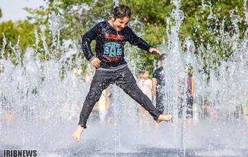 آب بازی کودکان در گرمای 40 درجه تابستان اصفهان