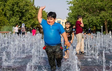 آب بازی کودکان در گرمای 40 درجه تابستان اصفهان