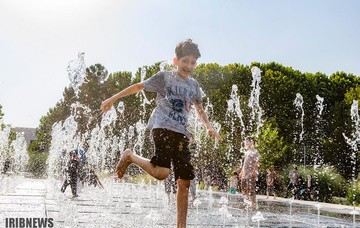 آب بازی کودکان در گرمای 40 درجه تابستان اصفهان