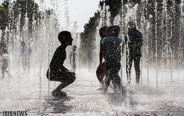 آب بازی کودکان در گرمای 40 درجه تابستان اصفهان