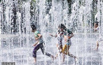 آب بازی کودکان در گرمای 40 درجه تابستان اصفهان