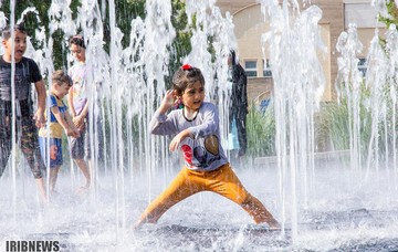آب بازی کودکان در گرمای 40 درجه تابستان اصفهان