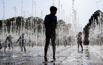 آب بازی کودکان در گرمای 40 درجه تابستان اصفهان