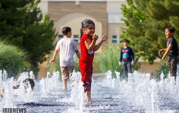 آب بازی کودکان در گرمای 40 درجه تابستان اصفهان