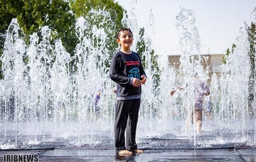 آب بازی کودکان در گرمای 40 درجه تابستان اصفهان