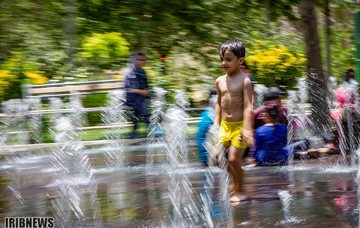 آب بازی کودکان در گرمای 40 درجه تابستان اصفهان