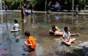 آب بازی کودکان در گرمای 40 درجه تابستان اصفهان
