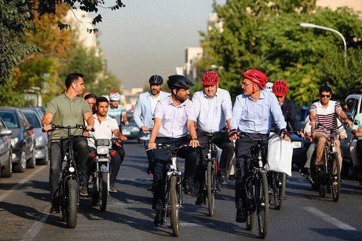 فیلم | دوچرخه‌سواری آذری‌جهرمی در خیابان‌های تهران!