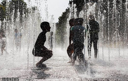 آب بازی کودکان در گرمای 40 درجه تابستان اصفهان
