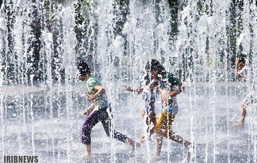 آب بازی کودکان در گرمای 40 درجه تابستان اصفهان