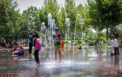 آب بازی کودکان در گرمای 40 درجه تابستان اصفهان