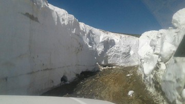 برف چند متری جاده اشنویه در بیستمین روز تابستان/ عکس