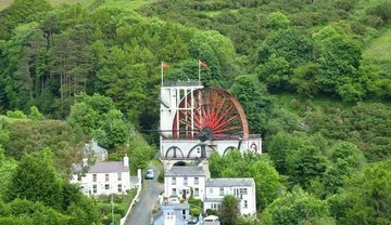 تصاویر | لکسی چرخ آبی ۱۵۰ ساله، چطور برق تولید می‌کند؟