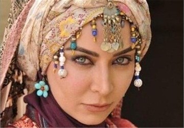 فقهیه سلطانی کارگردان تئاتری با بازی نورا هاشمی می‌شود