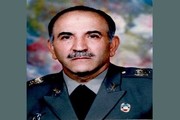 عکس | بوسه فرمانده کل ارتش بر دستان پدر توپخانه ایران