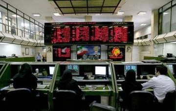 کاهش نرخ ارز، سرمایه‌ها را به بورس کشاند، بازگشت شاخص به کانال ۲۴۶ هزار واحدی