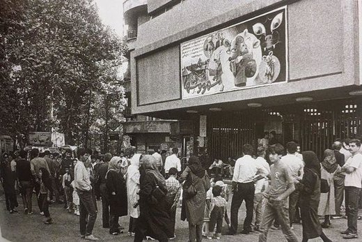 ازدحام مردم برای خرید بلیت فیلم «شهر موش‌ها» ۳۴ سال پیش/ عکس