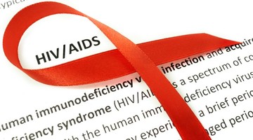 قرمز شدن بناهای گردشگری تهران به مناسب روز جهانی ایدز