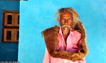 مردی که ۴۰ سال موهایش را نشسته!/ عکس