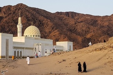 زیارت دوره زائران در کوه احد در مدینه