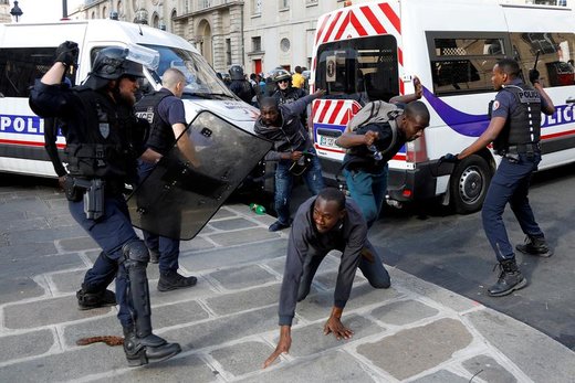 درگیری و برخورد شدید پلیس ضد شورش فرانسه با مهاجران غیرقانونی در خارج از پانتئون پاریس