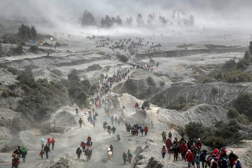 حضور مردم و گردشگران در یک مراسم در نزدیکی آتشفشان برومو اندونزی