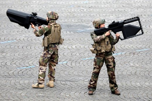 سربازان ارتش فرانسه به هنگام رژه نظامی در جشن‌های روز ملی در پاریس سلاح در دست دارند