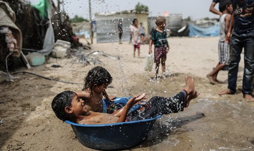 آب‌بازی کودکان فلسطینی