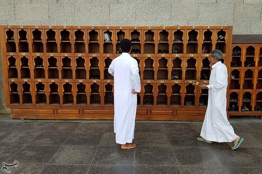 جا کفشی زائران در مسجد قبا مدینه