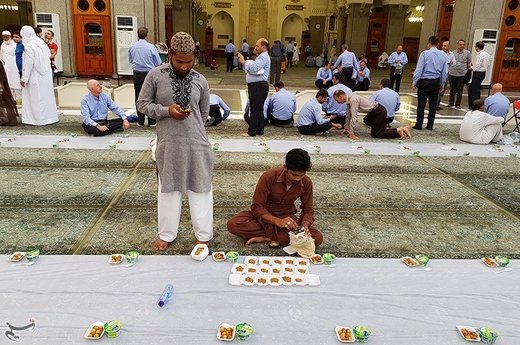 سفره افطار در مسجد قبا مدینه منوره