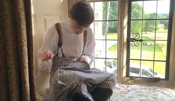 تصاویر | جوانی که با مد قرن‌های پیش لباس می‌پوشد!