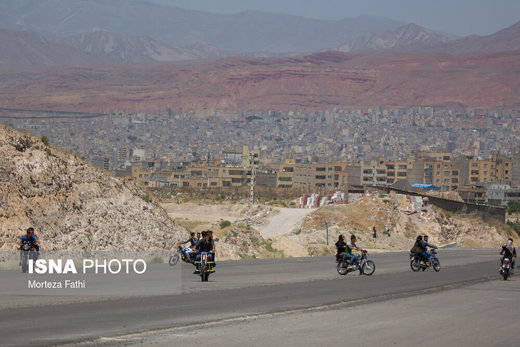 اجرای حرکات نمایشی با موتورسیکلت در تبریز