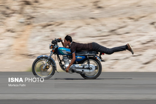 اجرای حرکات نمایشی با موتورسیکلت در تبریز