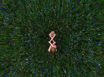 عکس | بازی ۲ کودک در میان گل‌ها در عکس روز نشنال جئوگرافیک