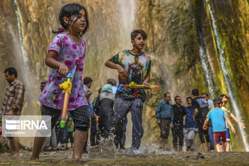 گردشگران در آبشار سمیرم