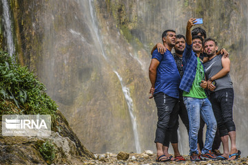 گردشگران در آبشار سمیرم