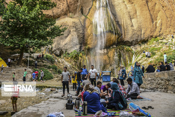 گردشگران در آبشار سمیرم