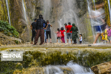گردشگران در آبشار سمیرم