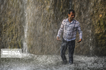 گردشگران در آبشار سمیرم