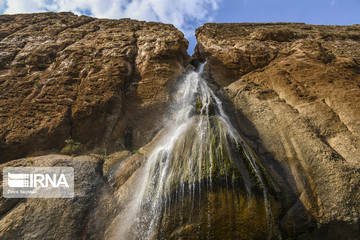 گردشگران در آبشار سمیرم