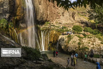 گردشگران در آبشار سمیرم