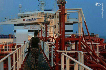 عکس | کماندوهای سپاه روی عرشه نفت‌کش انگلیسی