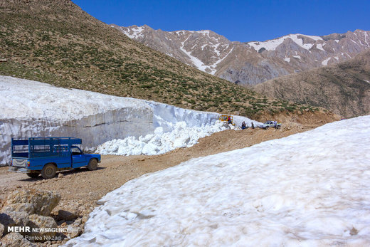 برف در دومین ماه تابستان در گردنه عسلکشان در دهستان موگویی استان چهارمحال و بختیاری