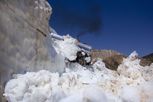 برف در دومین ماه تابستان در گردنه عسلکشان در دهستان موگویی استان چهارمحال و بختیاری