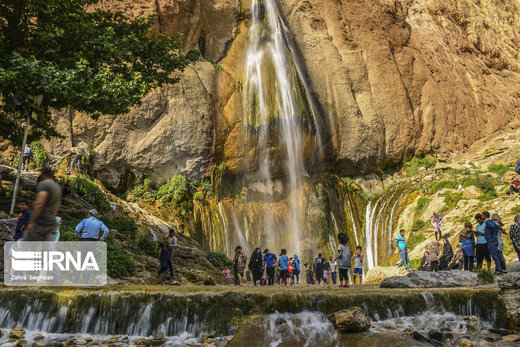گردشگران در آبشار سمیرم