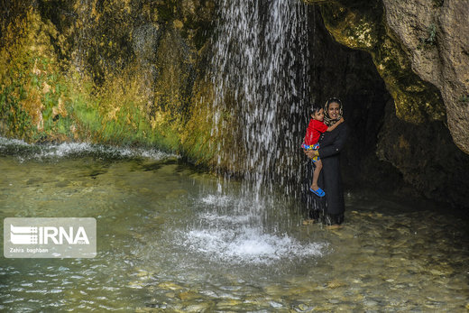 گردشگران در آبشار سمیرم