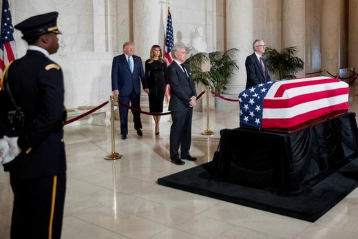 مراسم خاکسپاری جان پاول استیونز قاضی سرشناس و عضو پیشین دیوان‌ عالی ایالات متحده آمریکا